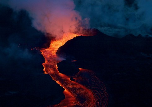 Havayda Kilauea vulkanı 50 il aradan sonra püskürməyə başlayıb Havayda Kilauea vulkanı 50 il aradan sonra püskürməyə başlayıb