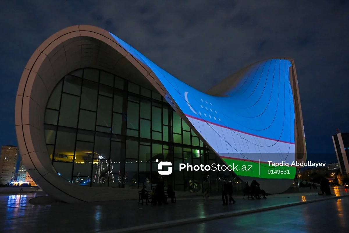 Heydər Əliyev Mərkəzinin binası üzərinə Özbəkistan bayrağı proyeksiya olunub Heydər Əliyev Mərkəzinin binası üzərinə Özbəkistan bayrağı proyeksiya olunub