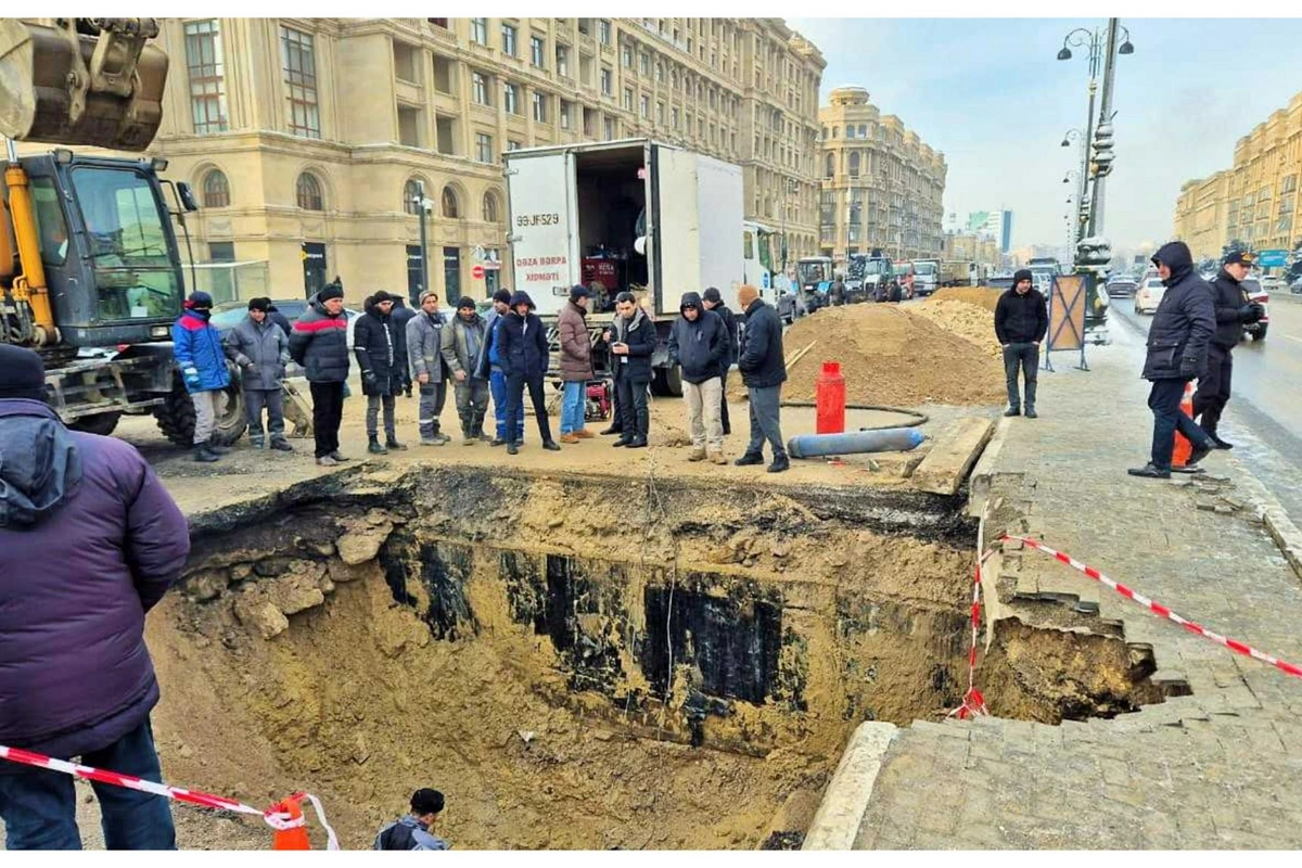 Heydər Əliyev prospektində su xəttində baş vermiş qəzanın nəticələri aradan qaldırılır Heydər Əliyev prospektində su xəttində baş vermiş qəzanın nəticələri aradan qaldırılır