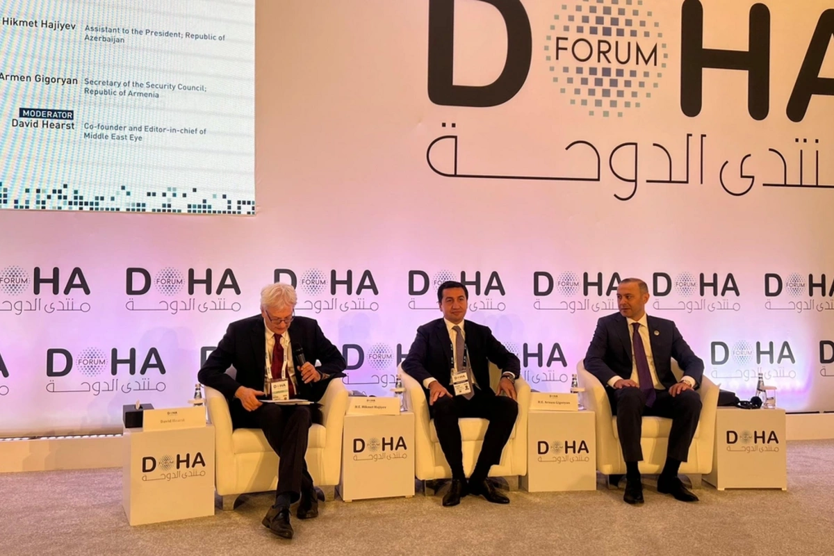 Hikmət Hacıyev və Armen Qriqoryan Doha forumu çərçivəsində bir araya gəldilər