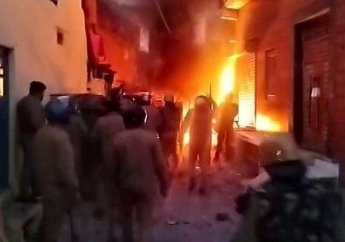 Hindistanda baş verən toqquşmalarda ölən və yaralananlar var Hindistanda baş verən toqquşmalarda ölən və yaralananlar var
