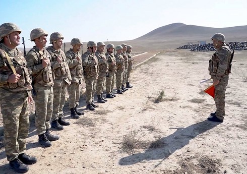 Hərbi vəzifəlilər atıcı silahlardan praktiki atışlar icra ediblər Hərbi vəzifəlilər atıcı silahlardan praktiki atışlar icra ediblər