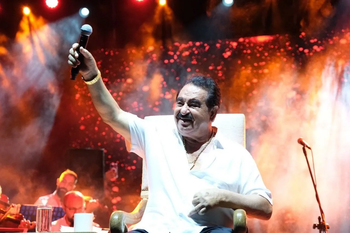 İbrahim Tatlısesin konsertində fanatı özünü səhnəyə atdı İbrahim Tatlısesin konsertində fanatı özünü səhnəyə atdı