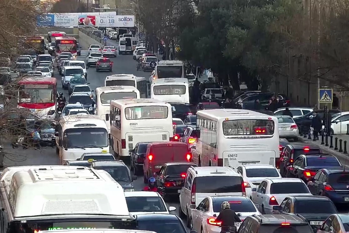 İftar məclislərinə görə şəhərin küçələrində sıxlıq yaranır - RƏSMİ İftar məclislərinə görə şəhərin küçələrində sıxlıq yaranır - RƏSMİ