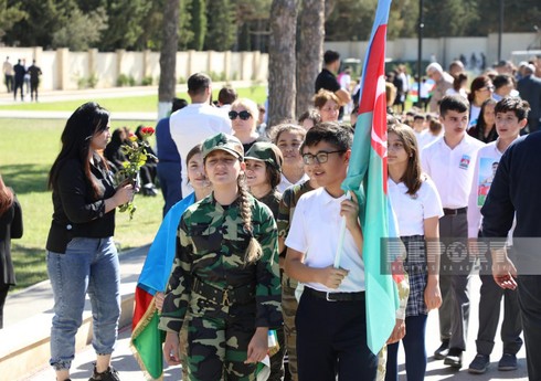 II Şəhidlər xiyabanına ziyarətçilərin axını davam edib