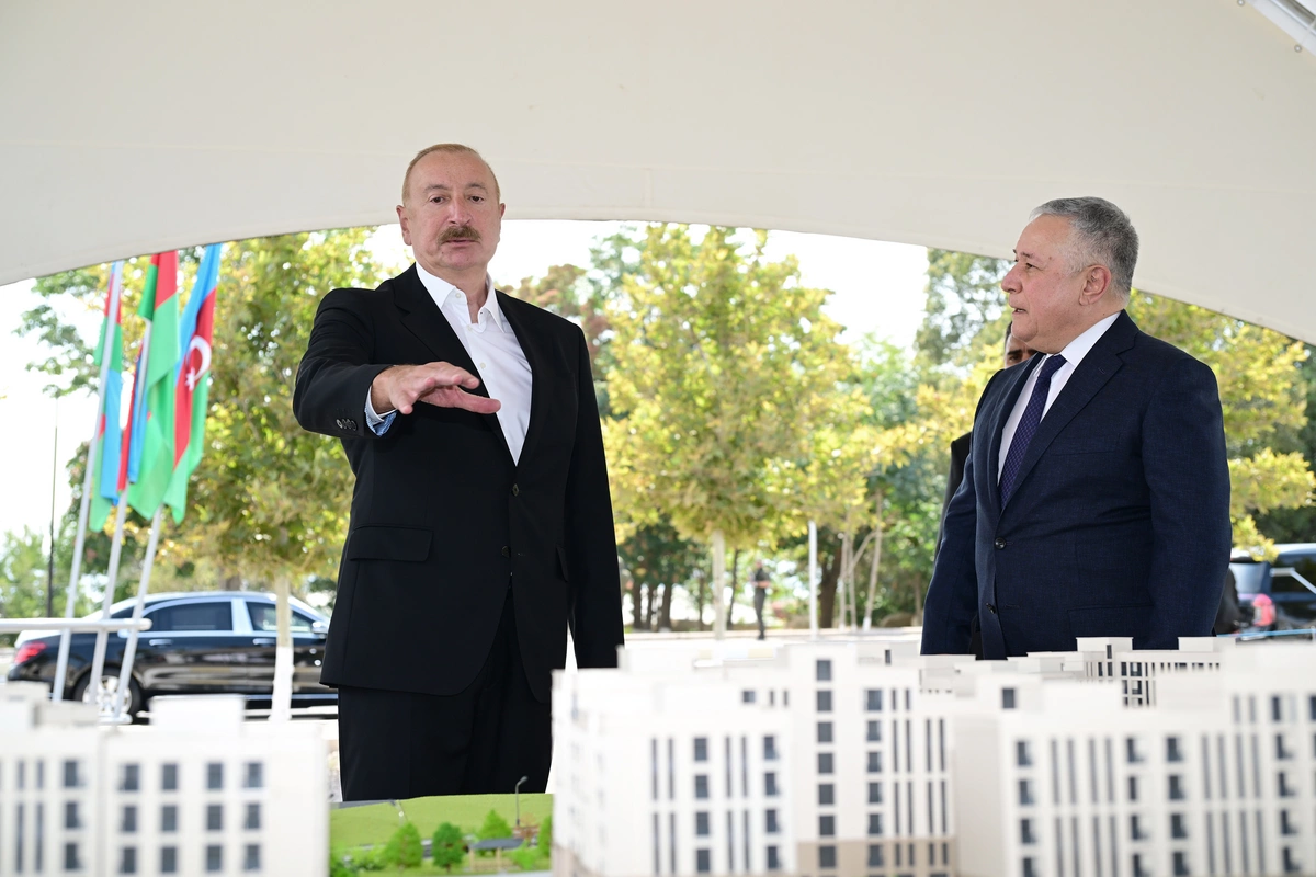 İlham Əliyev Naxçıvan şəhərində sosial evlər kompleksinin təməlini qoyub