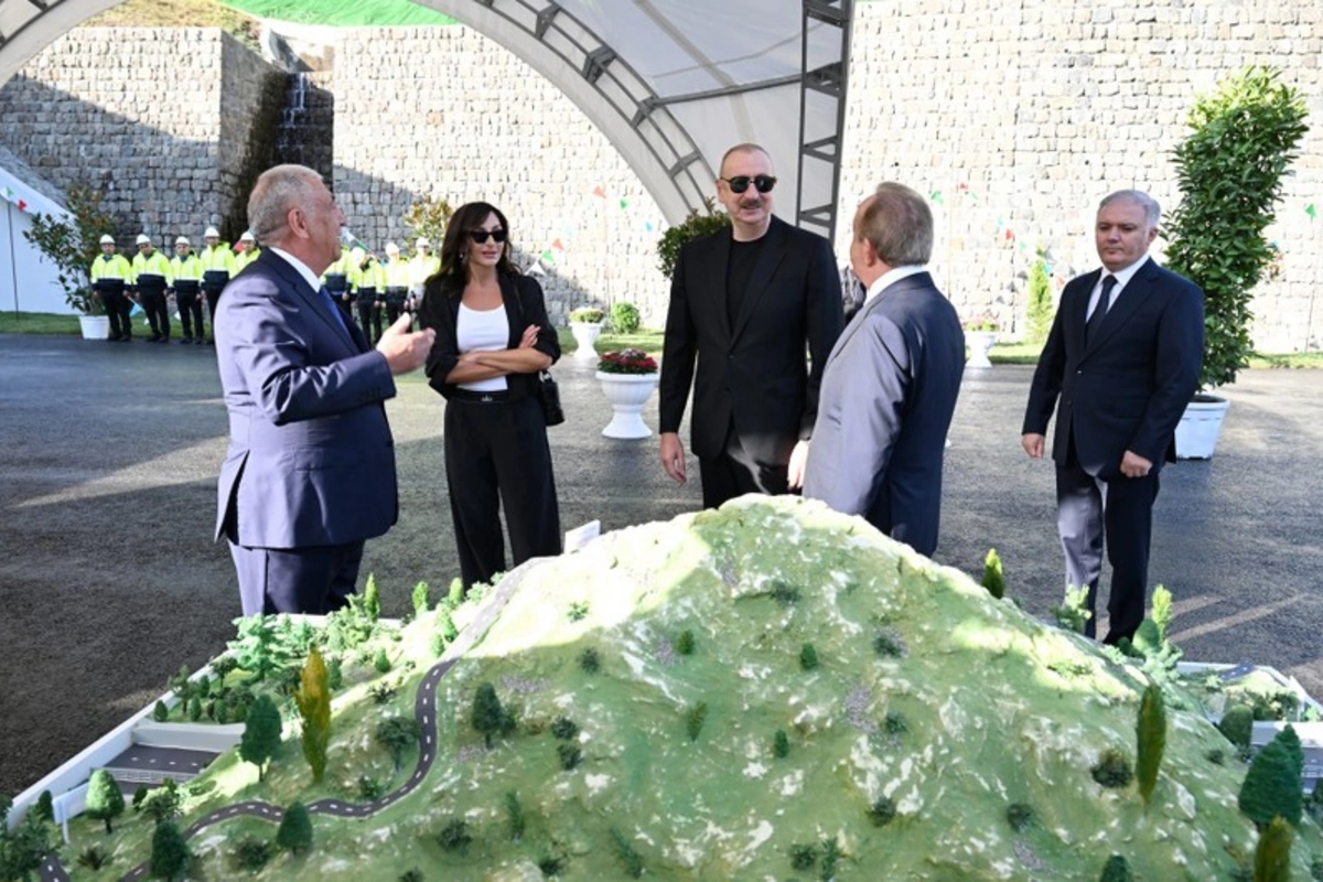 İlham Əliyev və Mehriban Əliyeva Toğanalı-Kəlbəcər-İstisu avtomobil yolunda görülən işlərlə tanış olublar İlham Əliyev və Mehriban Əliyeva Toğanalı-Kəlbəcər-İstisu avtomobil yolunda görülən işlərlə tanış olublar