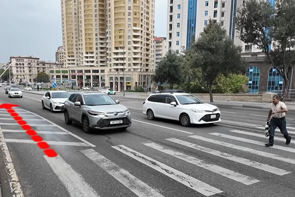 İnşaatçılar prospektində piyada keçidi 