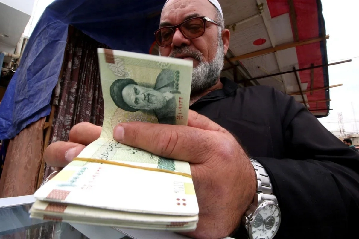 İranda dolların məzənnəsi rekord qırdı İranda dolların məzənnəsi rekord qırdı