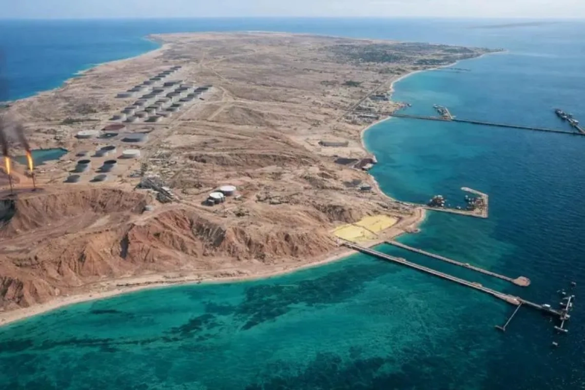 İranın Xarq adası ətrafında partlayış olub