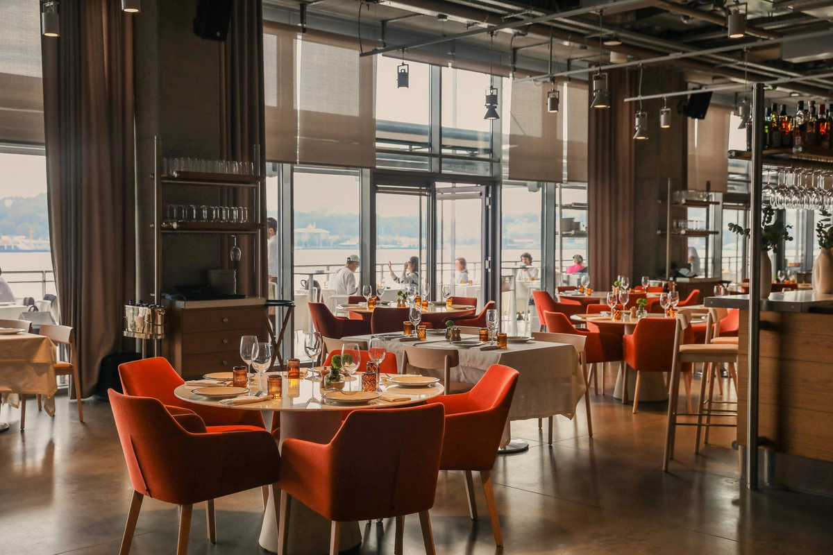 İşçilərin maaşını vermədiyi deyilən məşhur restoran sahibi SAXLANILDI