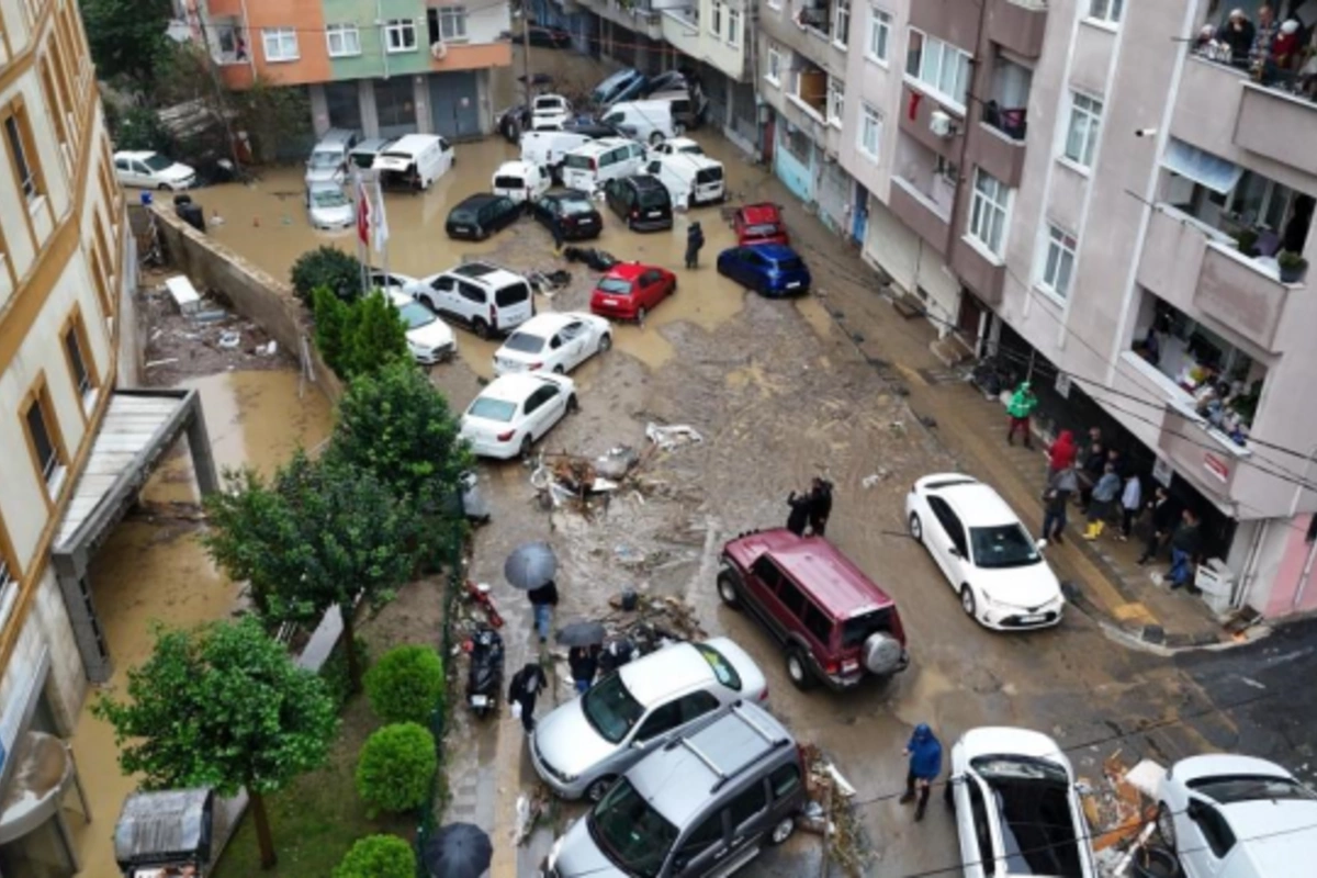 İstanbuldakı leysandan sonra MƏNZƏRƏ - 50-dən çox avtomobil tərsinə çevrildi İstanbuldakı leysandan sonra MƏNZƏRƏ - 50-dən çox avtomobil tərsinə çevrildi
