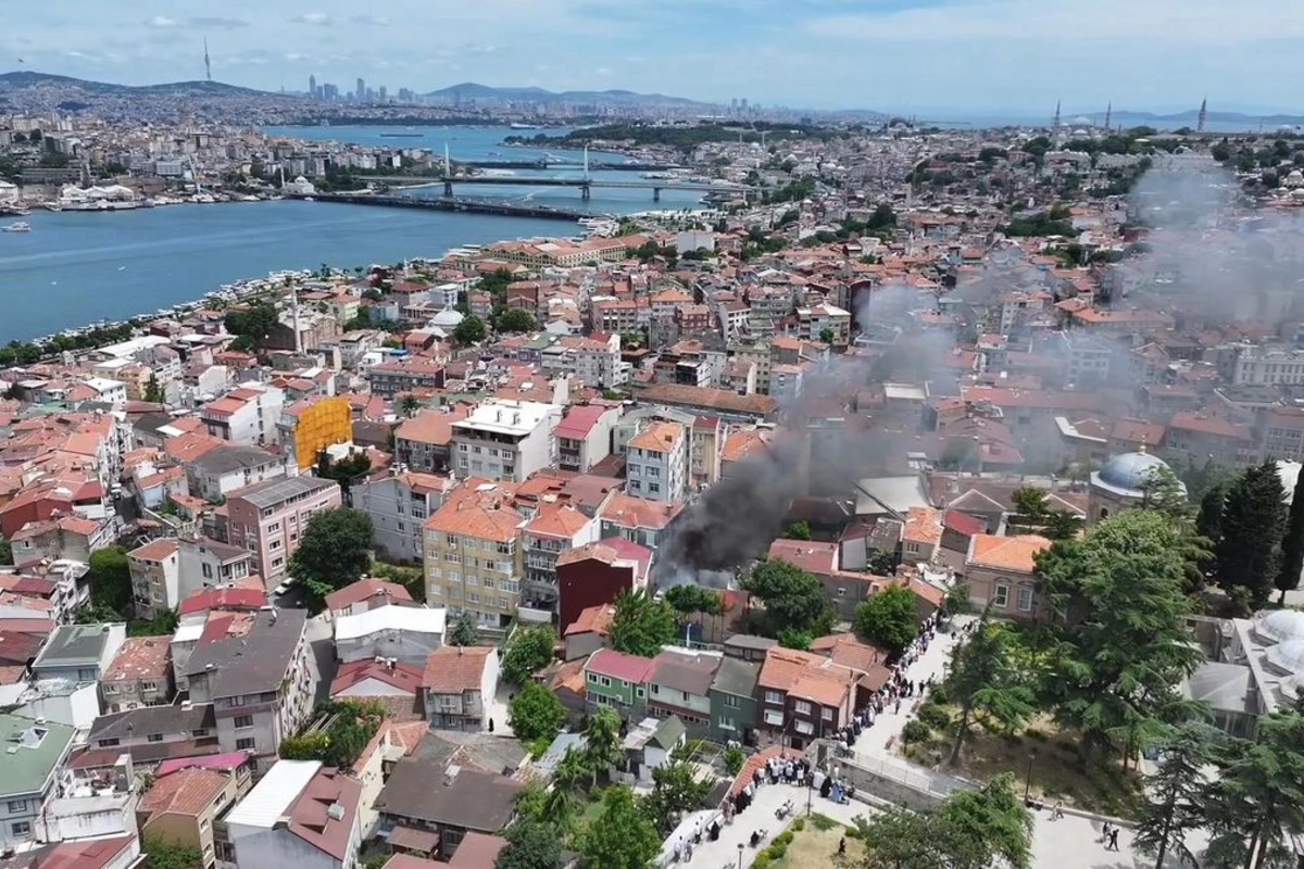 İstanbulun mərkəzində yanğın - Alov nəqliyyat vasitələrinə yayıldı, tüstü şəhəri bürüdü