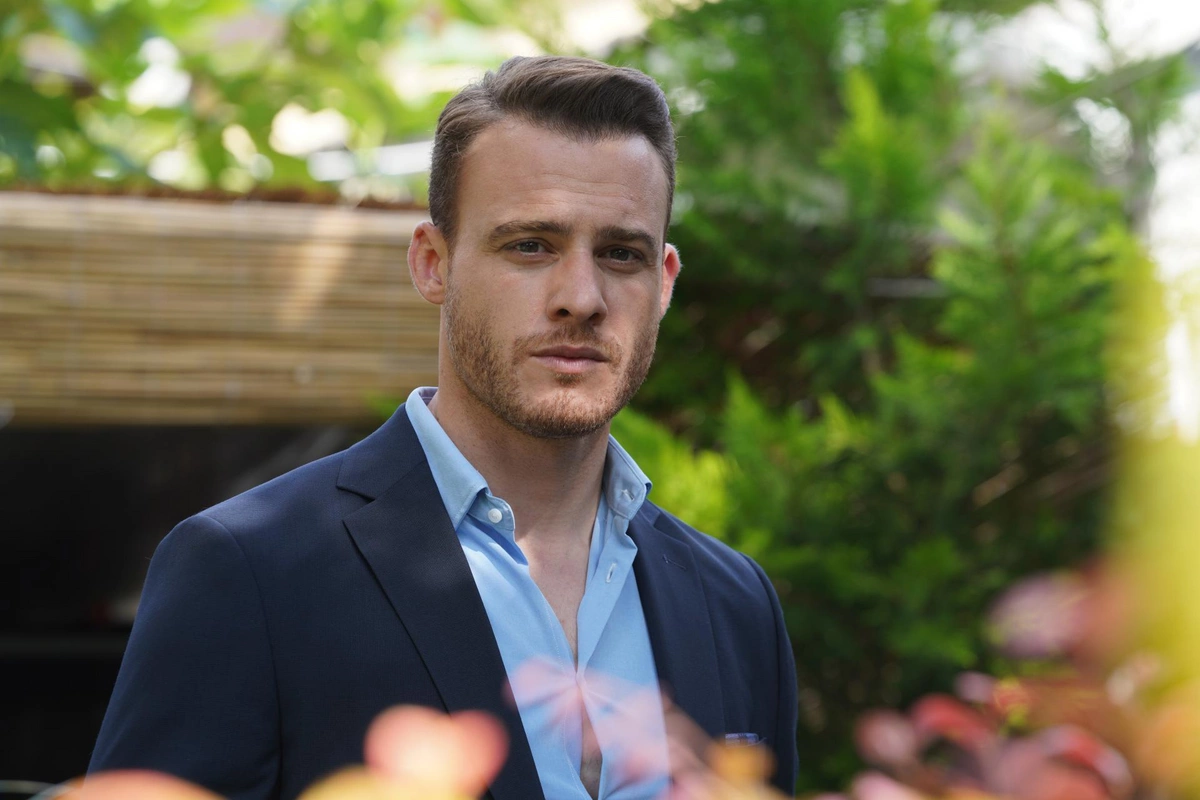 Kerem Bursin məşhur müğənniyə 25 000 dollarlıq çanta aldı Kerem Bursin məşhur müğənniyə 25 000 dollarlıq çanta aldı