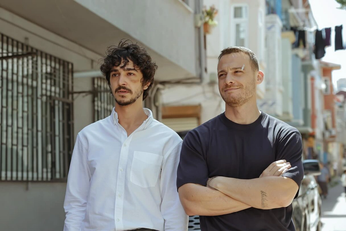 Kerem Bürsinlə çəkildiyi səhnədə xəsarət aldı Kerem Bürsinlə çəkildiyi səhnədə xəsarət aldı