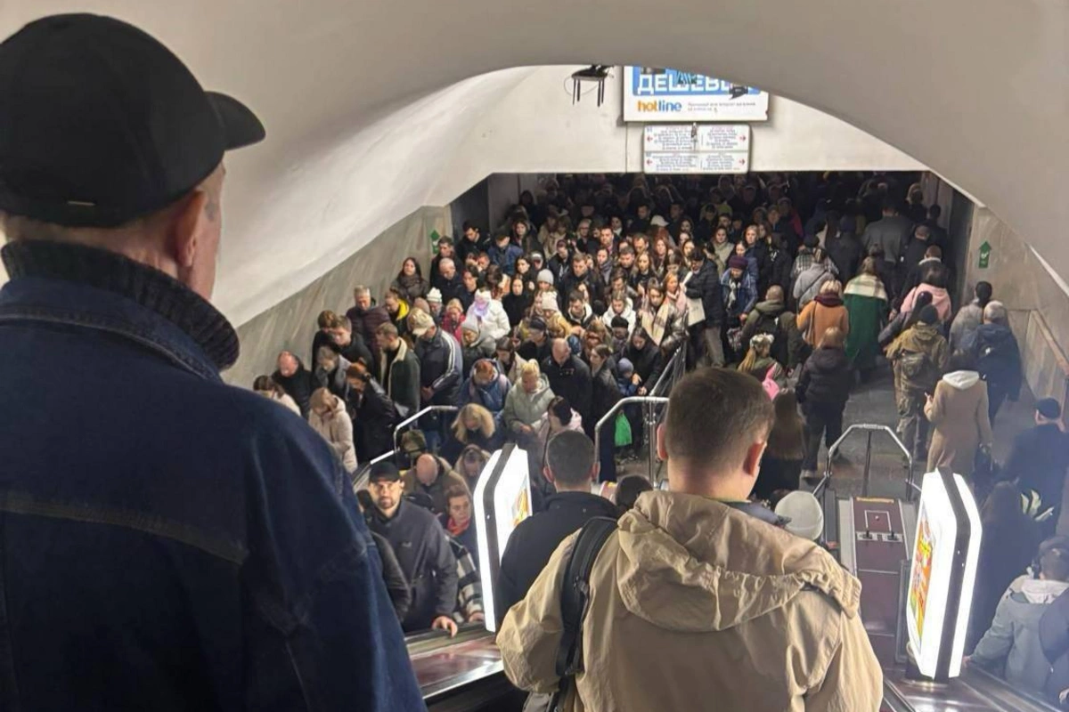 Kiyevdə elektrik təchizatı DAYANDI – Mərkəzi küçələr və metro stansiyalar işıqsız qalıb