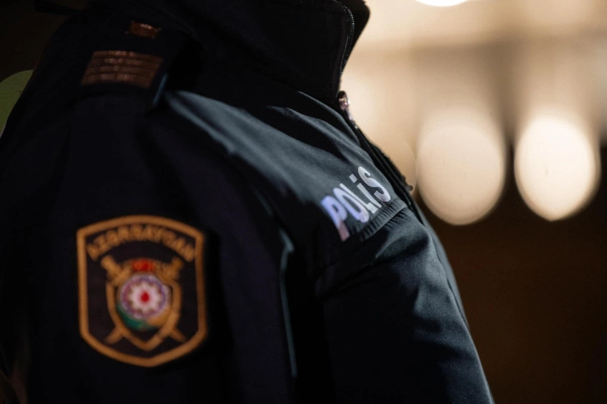 Kosmetikaya görə dərsə buraxılmayan şagirdin atası insident törədib, həbs edilib Kosmetikaya görə dərsə buraxılmayan şagirdin atası insident törədib, həbs edilib