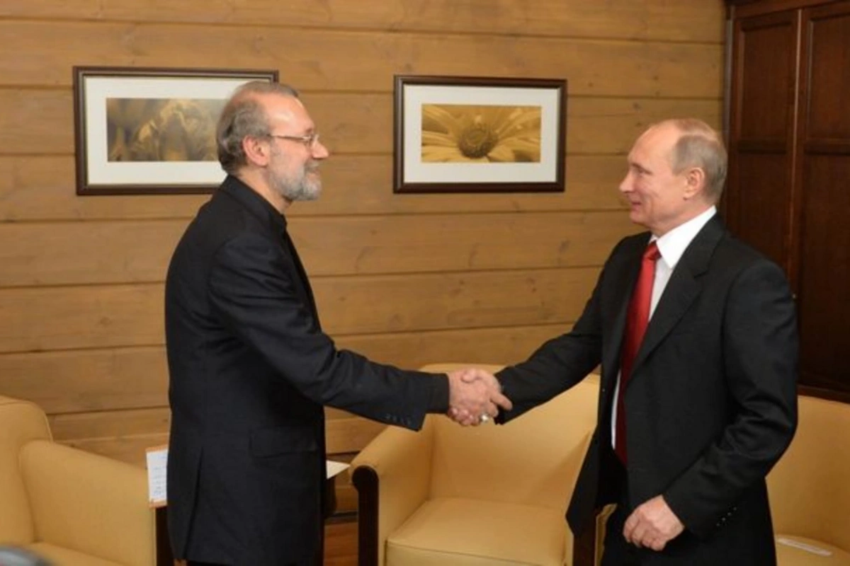 Laricani Xameneinin mesajını Putinə çatdırıb