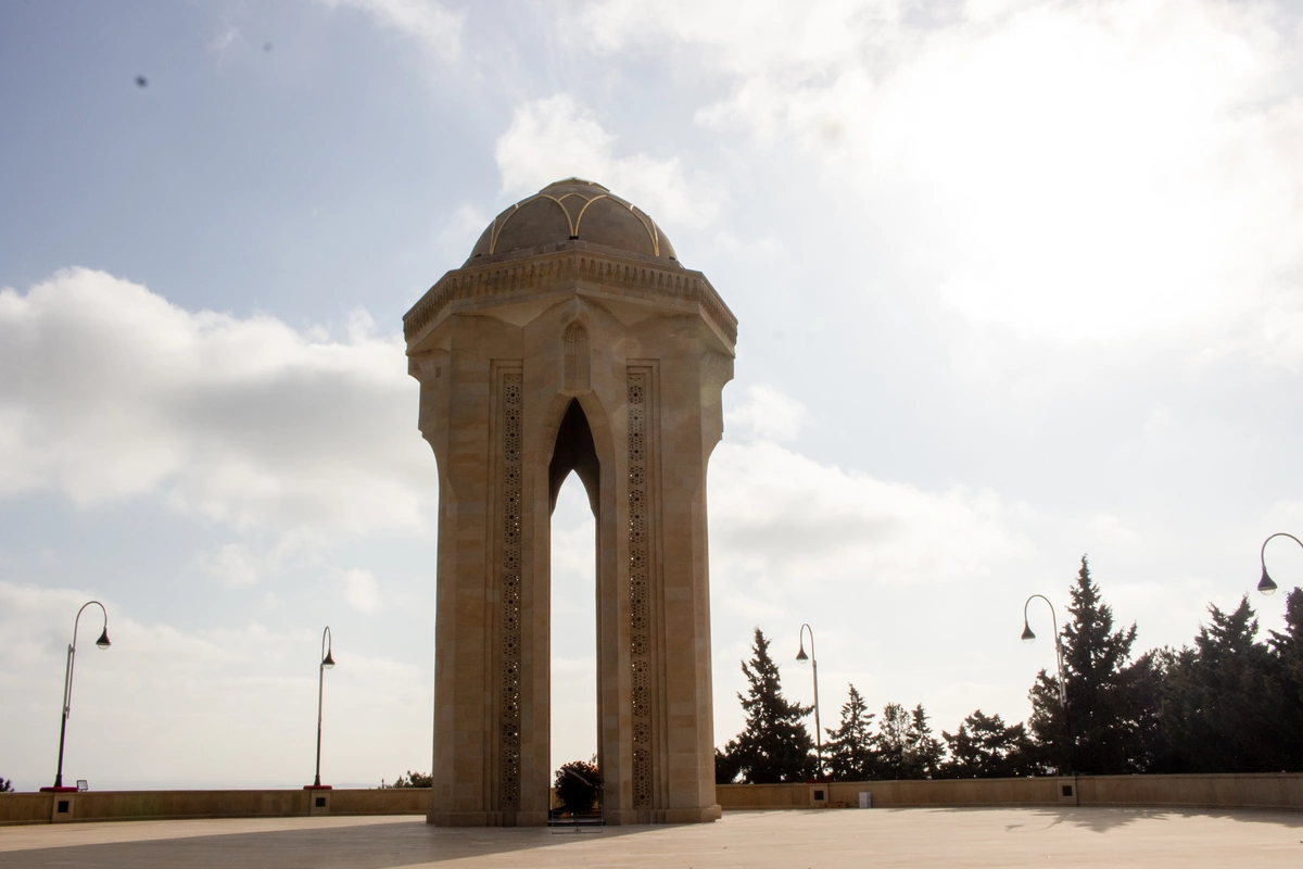 Latviya Prezidenti Şəhidlər xiyabanını ziyarət edib Latviya Prezidenti Şəhidlər xiyabanını ziyarət edib