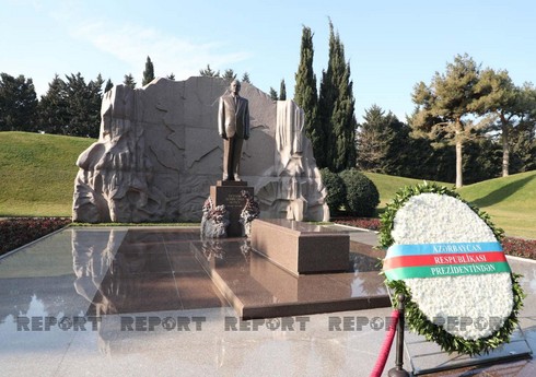 İlham Əliyev, Mehriban Əliyeva və ailə üzvləri Heydər Əliyevin Fəxri xiyabanda məzarını ziyarət ediblər İlham Əliyev, Mehriban Əliyeva və ailə üzvləri Heydər Əliyevin Fəxri xiyabanda məzarını ziyarət ediblər