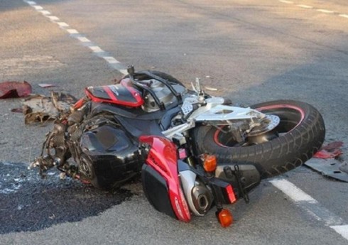 Lökbatanda motosikletçi qəza törədib, xəsarət alan var