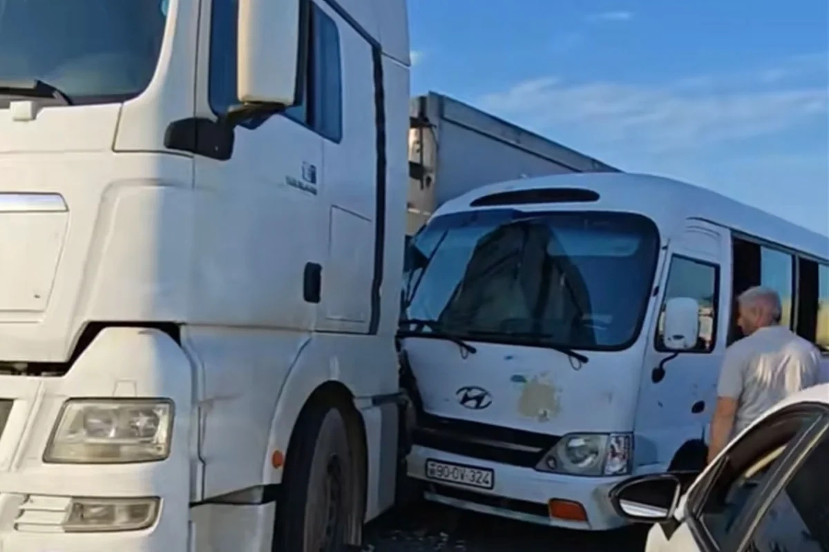 Lökbatanda yük maşını ilə mikroavtobus toqquşdu