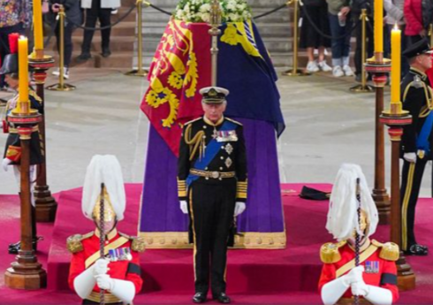 London polisi II Elizabetin tabutuna yaxınlaşmağa cəhd edən şəxsi saxlayıb London polisi II Elizabetin tabutuna yaxınlaşmağa cəhd edən şəxsi saxlayıb