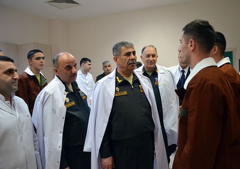 Müdafiə naziri Novruz bayramı münasibətilə hərbi hospitalı ziyarət edib