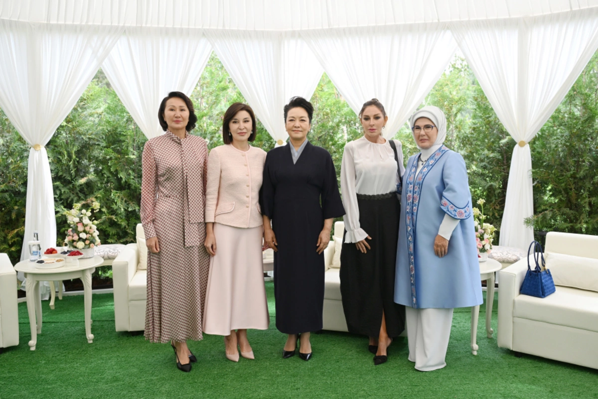 Mehriban Əliyeva Bişkekdə dekorativ-tətbiqi sənət ustalarının əl işlərindən ibarət sərgi ilə tanış olub Mehriban Əliyeva Bişkekdə dekorativ-tətbiqi sənət ustalarının əl işlərindən ibarət sərgi ilə tanış olub
