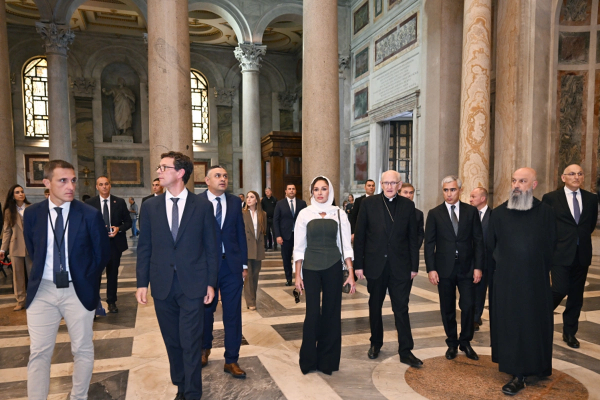 Mehriban Əliyeva Vatikanda Müqəddəs Pavel Bazilikasında həyata keçirilən bərpa işləri ilə tanış olub Mehriban Əliyeva Vatikanda Müqəddəs Pavel Bazilikasında həyata keçirilən bərpa işləri ilə tanış olub