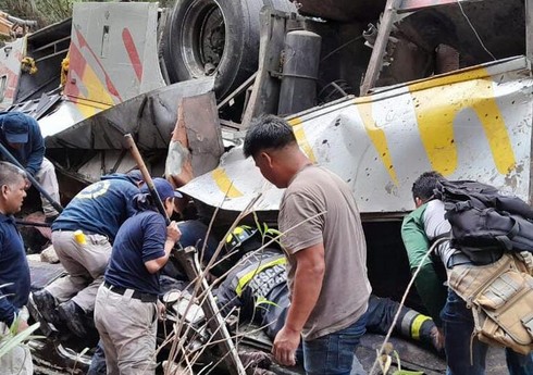 Meksikada avtobus aşıb, 26 nəfər ölüb, onlarla insan yaralanıb Meksikada avtobus aşıb, 26 nəfər ölüb, onlarla insan yaralanıb