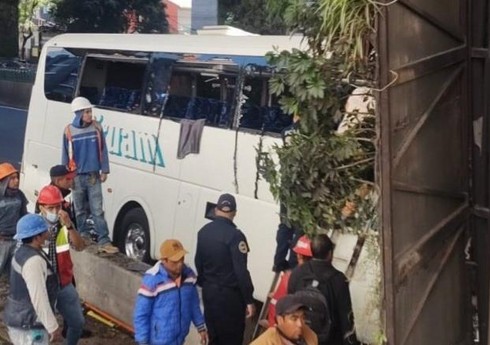 Meksikada avtobus qəzaya uğrayıb, 55 nəfər yaralanıb Meksikada avtobus qəzaya uğrayıb, 55 nəfər yaralanıb