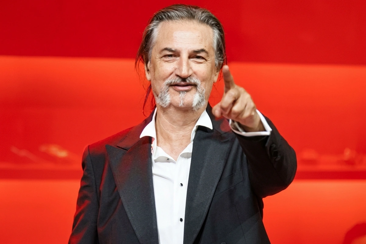 Məşhur müğənni 25 tələbəyə 1 milyon lirə təqaüd verəcək: 