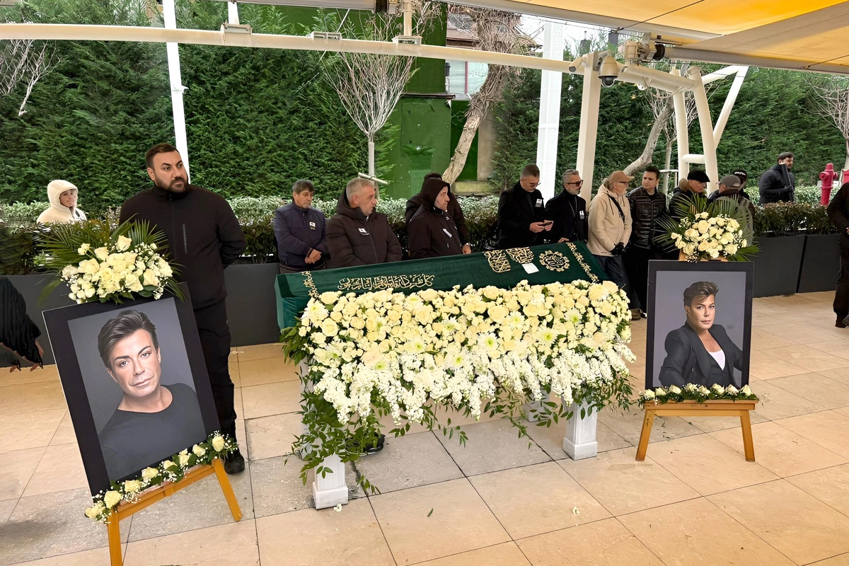 Məşhur müğənninin küsülü olduğu həmkarı da dəfninə gəldi Məşhur müğənninin küsülü olduğu həmkarı da dəfninə gəldi