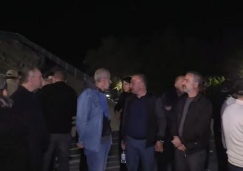 Məhv edilmiş erməni hərbçilərin valideynləri Paşinyanın qarşısını kəsmək üçün xiyabana toplaşıblar