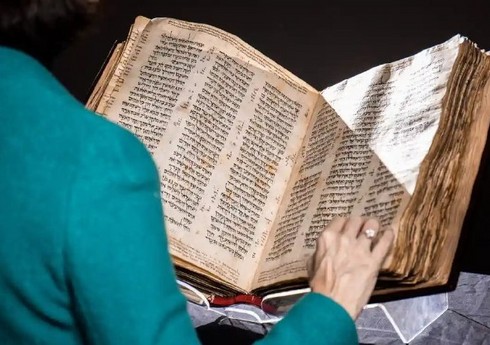 Min yaşı olan İncil Nyu-Yorkda hərracda 38,1 milyon dollara satılıb Min yaşı olan İncil Nyu-Yorkda hərracda 38,1 milyon dollara satılıb