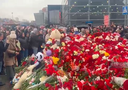 Moskva sakinləri “Crocus City Hall”dakı terror aktı qurbanlarının xatirəsini anır Moskva sakinləri “Crocus City Hall”dakı terror aktı qurbanlarının xatirəsini anır