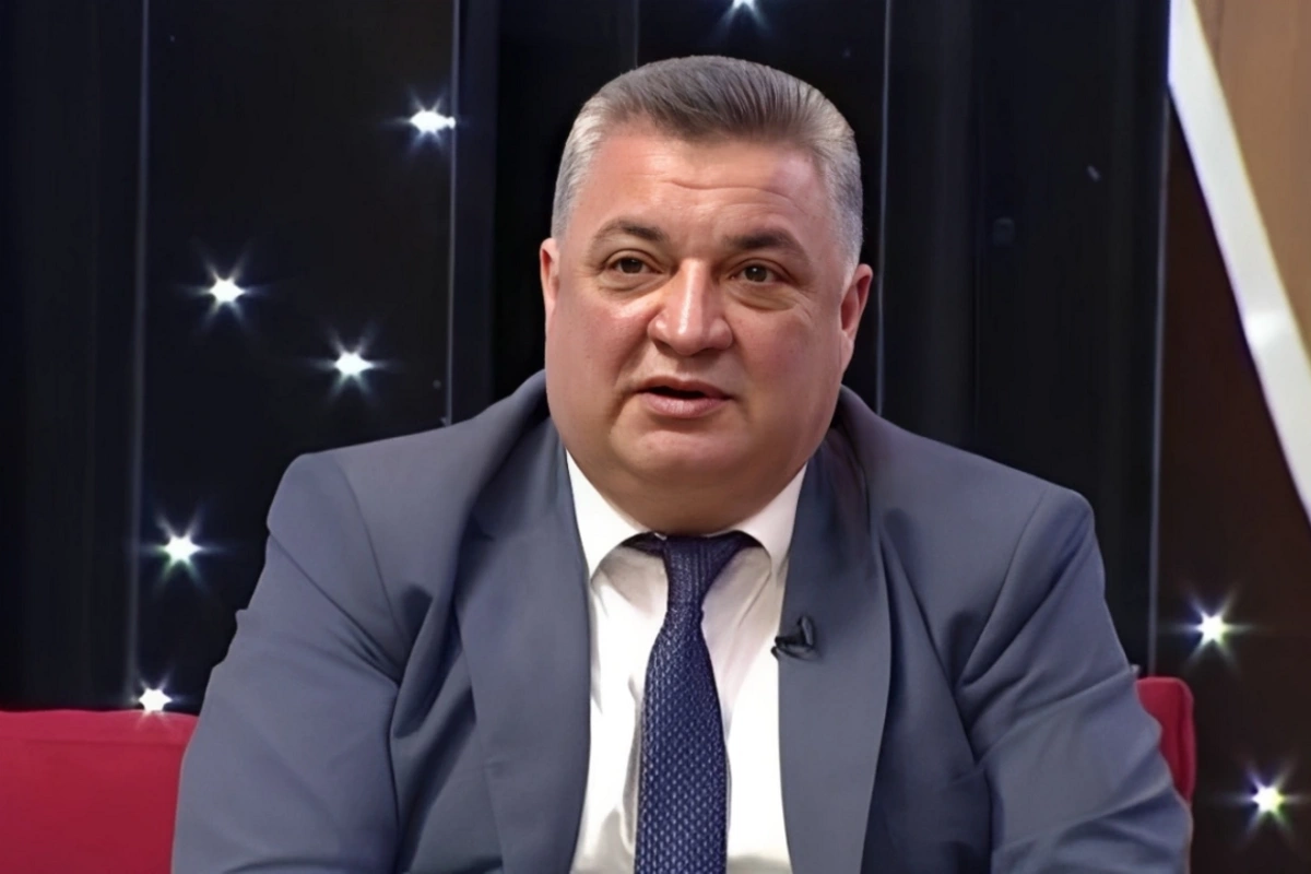 Namiq Məna qızı, kürəkəni və nəvəsinin düşdüyü ağır qəzadan danışdı Namiq Məna qızı, kürəkəni və nəvəsinin düşdüyü ağır qəzadan danışdı