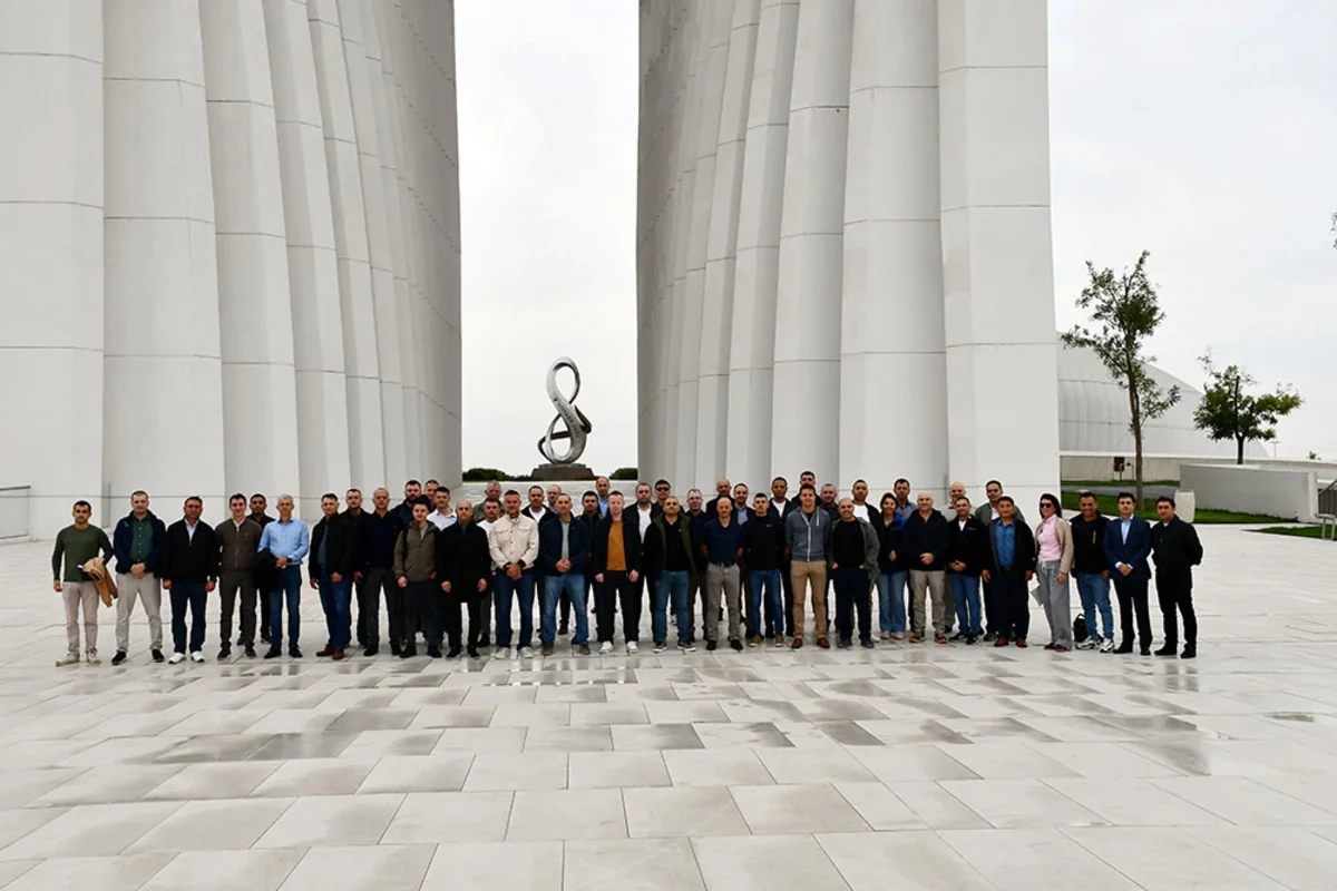 NATO nümayəndələri Heydər Əliyev Mərkəzi və Zəfər Muzeyini ziyarət ediblər NATO nümayəndələri Heydər Əliyev Mərkəzi və Zəfər Muzeyini ziyarət ediblər