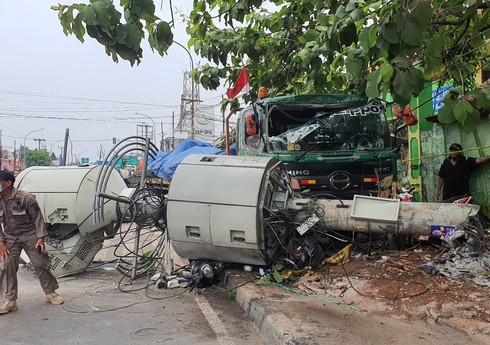 İndoneziyada yük maşını avtobus dayanacağına çırpılıb, 11 nəfər ölüb