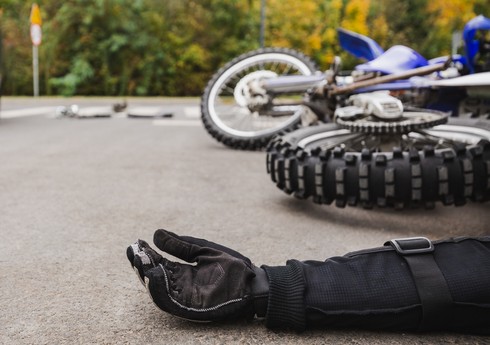 Neftçalada motosiklet kanala düşüb, ölən var Neftçalada motosiklet kanala düşüb, ölən var