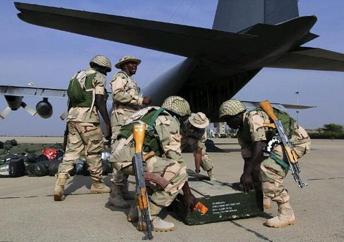 Nigeriya ordusu oğurluq xam neft daşıyan 3 gəmini məhv edib Nigeriya ordusu oğurluq xam neft daşıyan 3 gəmini məhv edib