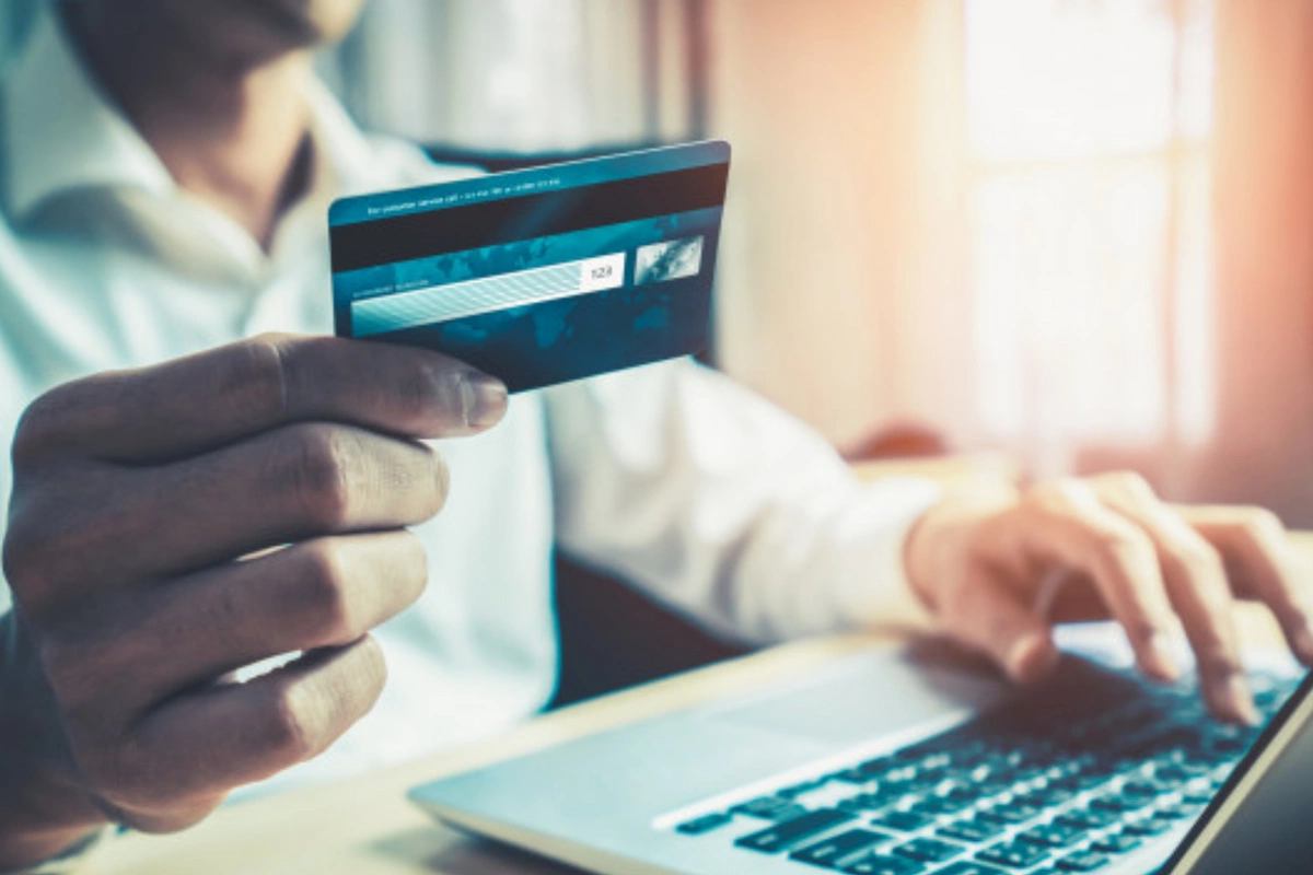 Ötən gün vətəndaşların bank kartlarından 15 min manatdan çox pul oğurlanıb Ötən gün vətəndaşların bank kartlarından 15 min manatdan çox pul oğurlanıb
