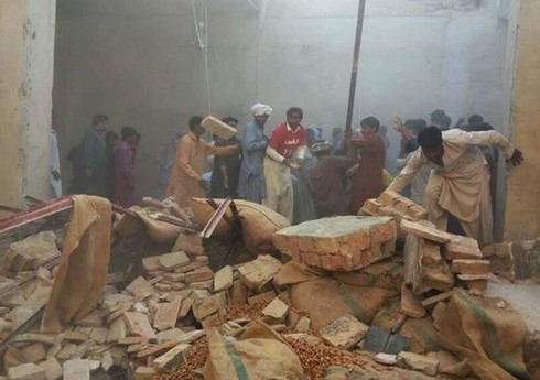 Pakistanda məscidin damı uçub, 15 nəfər ölüb Pakistanda məscidin damı uçub, 15 nəfər ölüb