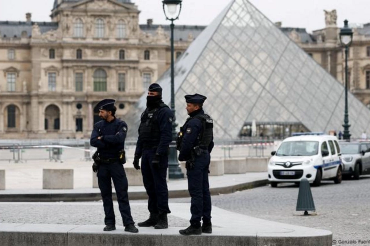 Paris prokuroru Luvr soyğunçuluğu şübhəlilərinin həbsi xəbərinin yayılmasını pisləyib