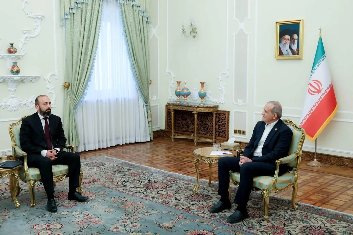 Pezeşkianla Mirzoyan TRIPP layihəsini müzakirə ediblər