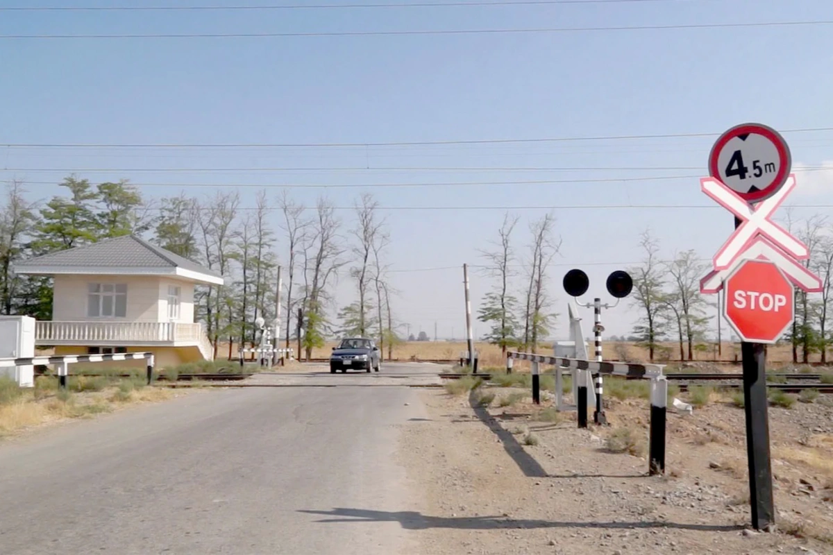 Polisdən sürücülərə dəmir yolu keçidləri ilə bağlı XƏBƏRDARLIQ