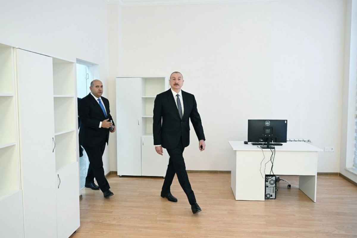 Prezident Ağdamın Kəngərli kəndində inşa edilmiş çoxfunksiyalı inzibati binada yaradılan şəraitlə tanış olub Prezident Ağdamın Kəngərli kəndində inşa edilmiş çoxfunksiyalı inzibati binada yaradılan şəraitlə tanış olub