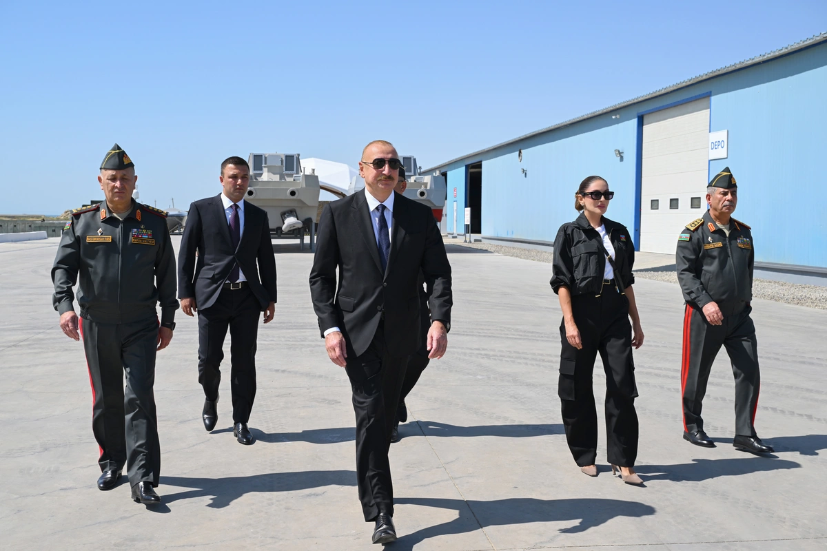 Prezident İlham Əliyev Hərbi Dəniz Qüvvələrində olub Prezident İlham Əliyev Hərbi Dəniz Qüvvələrində olub