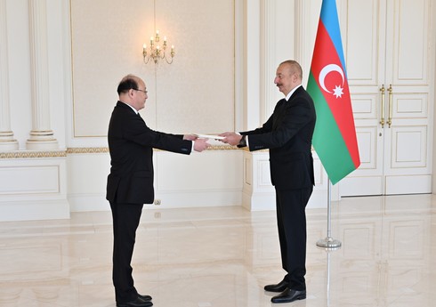 Prezident İlham Əliyev Koreya Xalq Demokratik Respublikasının yeni səfirinin etimadnaməsini qəbul edib - YENİLƏNİB Prezident İlham Əliyev Koreya Xalq Demokratik Respublikasının yeni səfirinin etimadnaməsini qəbul edib - YENİLƏNİB